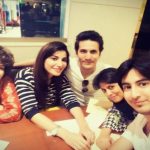 Cute Pictures of Naveen Waqar with Her Mother and Brothers