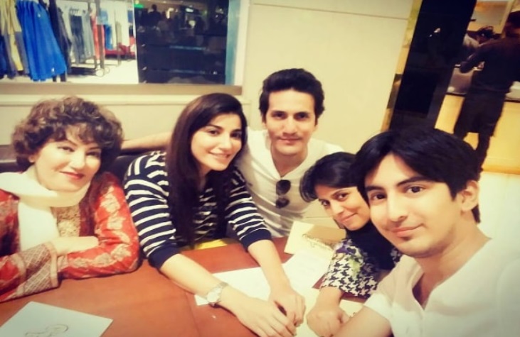 Cute Pictures of Naveen Waqar with Her Mother and Brothers