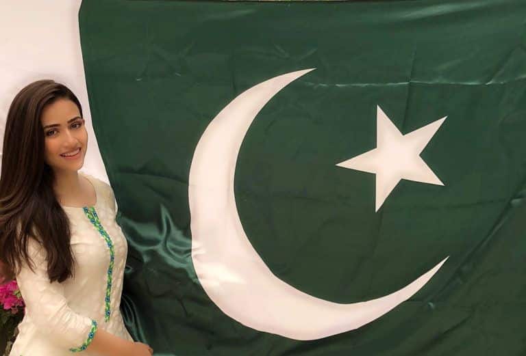 Beautiful Pictures of Pakistani Celebrities with Flag on Pakistan Day