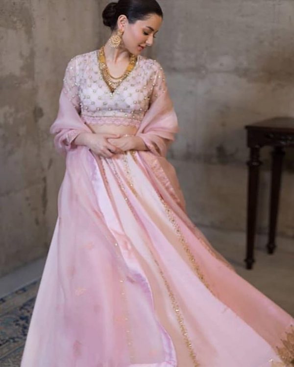 Latest Clicks of Beautiful and Gorgeous Actress Hania Aamir