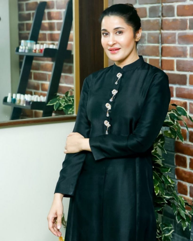 Shaista Lodhi Became Barber For Her Husband 7