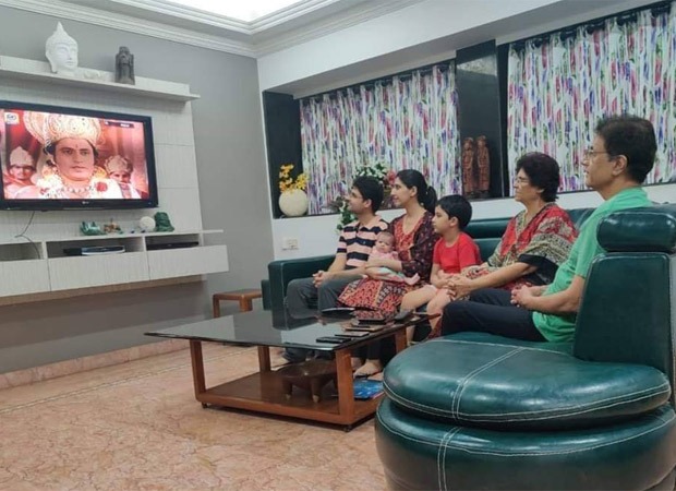 Arun Govil who played Ram watches Ramayan with his grandchildren; picture goes viral
