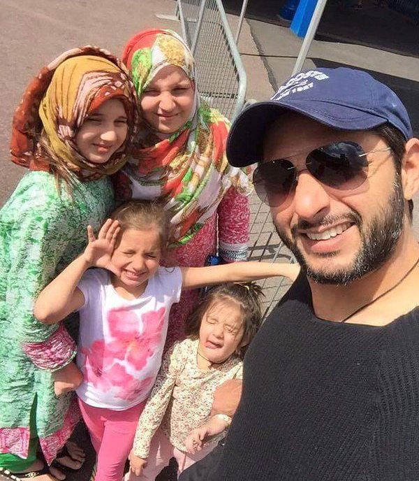 Shahid Afridi Lovely Pictures with his Daughters