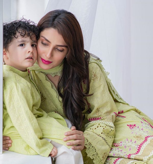 Beautiful Pictures of Ayeza Khan with Her Mother and Kids