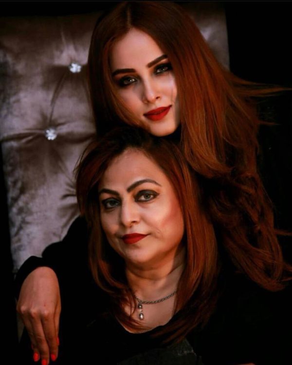 Beautiful Actress Nimra Khan Shared Pictures with her Mother and Mother in Law