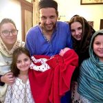 Beautiful Live Video of Shahid Afridi with her New Born Daughter