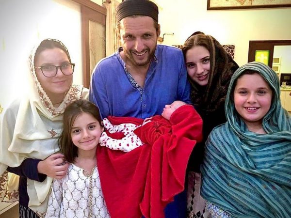 Beautiful Live Video of Shahid Afridi with her New Born Daughter