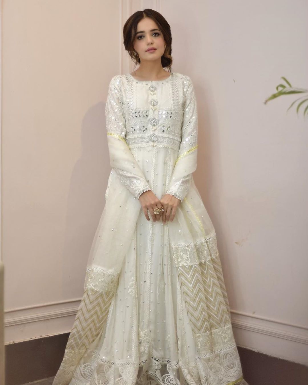 Sumbul Iqbal Latest Beautiful Pictures in off White Outfit – 24/7 News ...