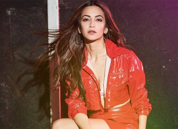 WATCH Kriti Kharbanda’s pole dancing workout is all you need to see today!
