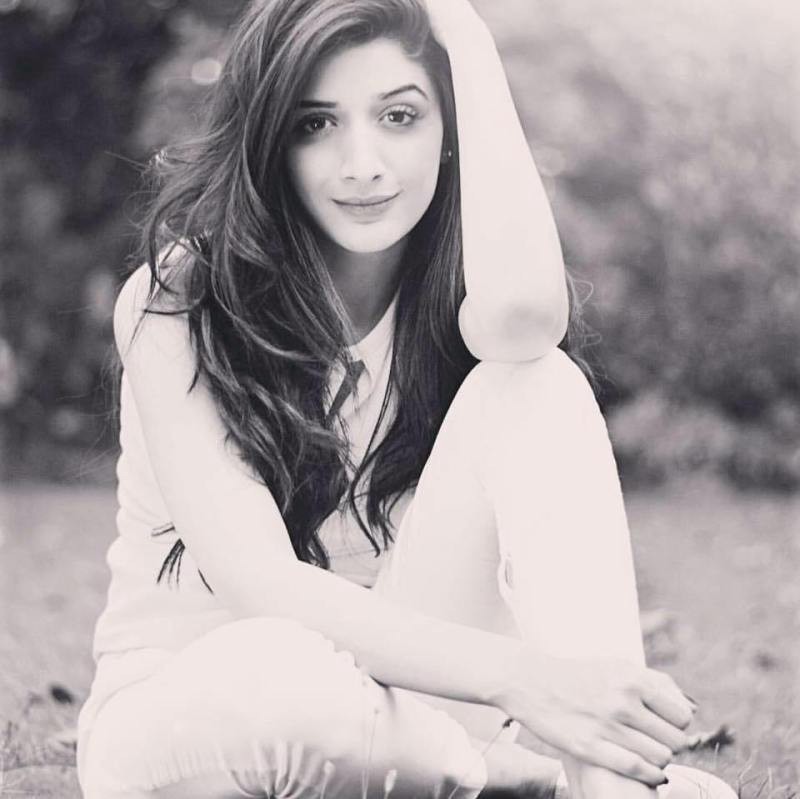 Pakistani Celebrities Slaying in Black and White Pictures – HD Wallpapers