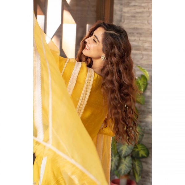 Latest Pictures of Maya Ali in this Beautiful Yellow Dress