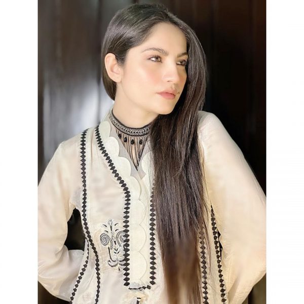 Latest Beautiful Pictures of Actress Neelum Muneer with Her Mother