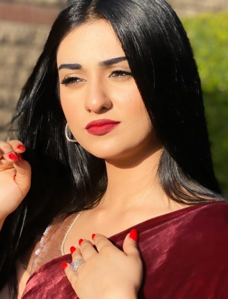 Sarah Khan 4