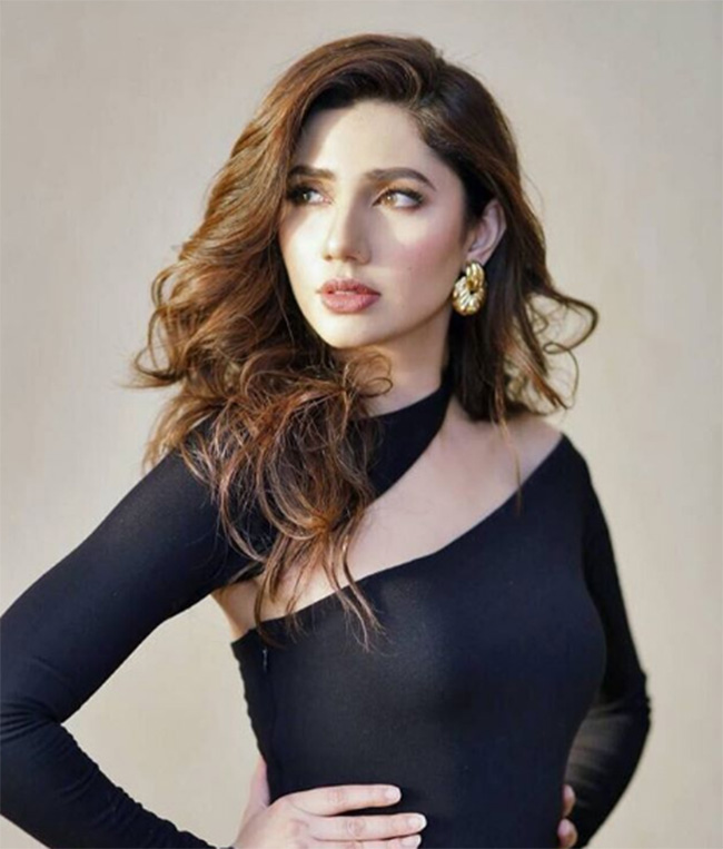 mahira khan flaunting her curves in sexy hd picture 201612 1523003403