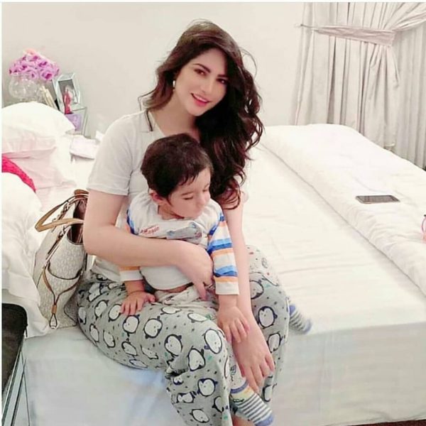 Beautiful Pictures of Neelam Muneer with her Niece and Nephew