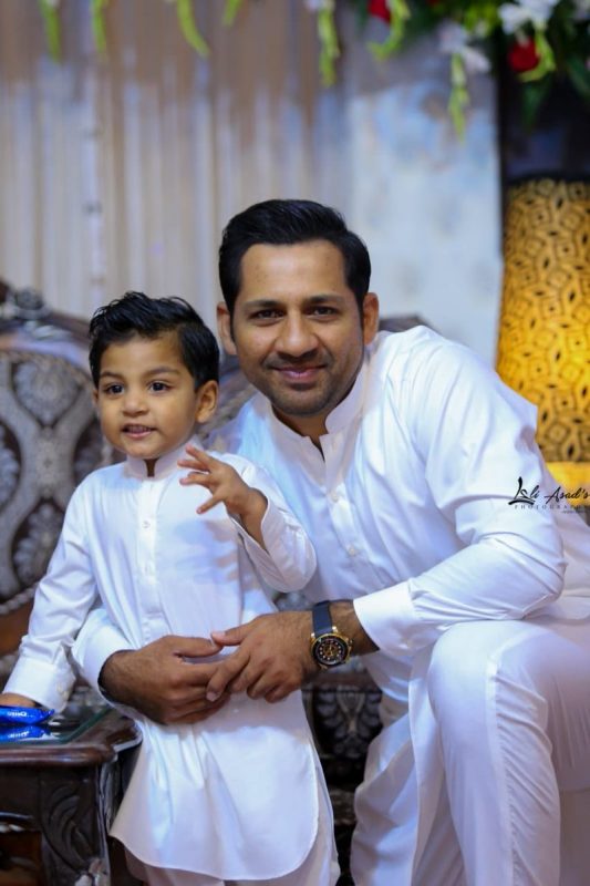 Adorable Video of Sarfaraz Ahmed with Son