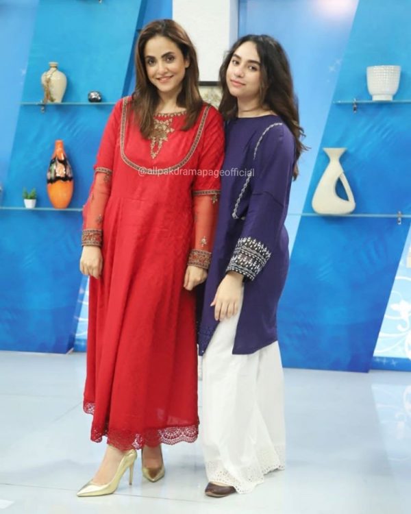 Latest Beautiful Pictures of Nadia Khan with her Daughter