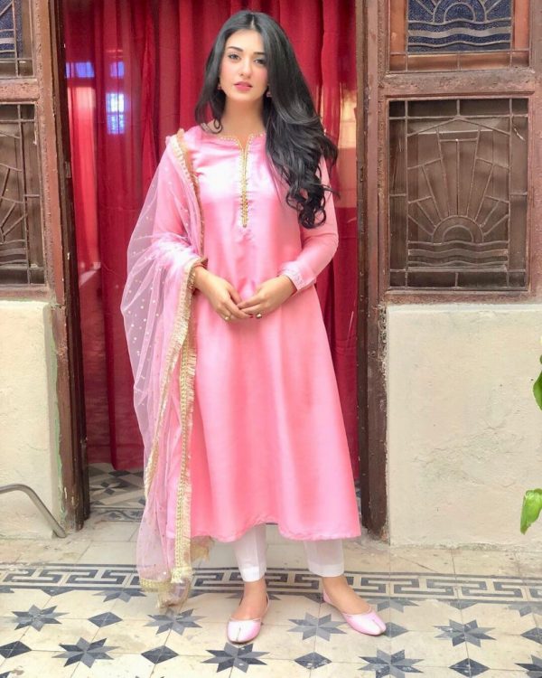 Beautiful Pictures of Sarah Khan Wearing Traditional Dresses