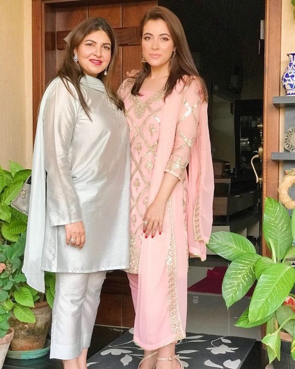 Actress Shagufta Ijaz Shared Beautiful Pictures with her Daughter