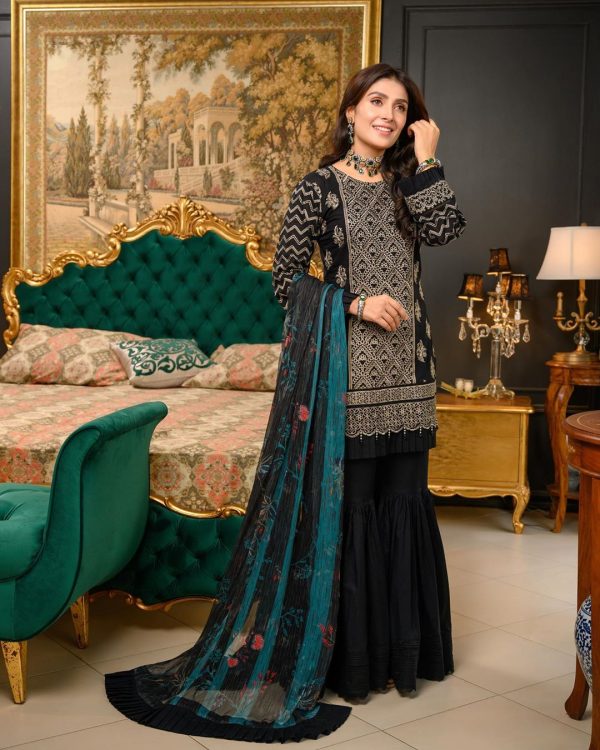 Ayeza Khan is Looking Gorgeous in this Black Outfit for Shoot