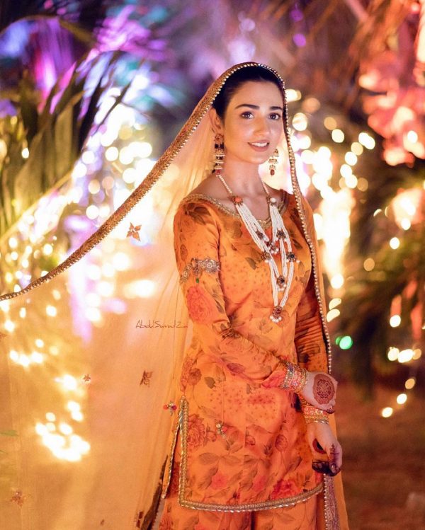 New Beautiful Clicks of Sarah Khan and Falak Shabbir from their Mehndi