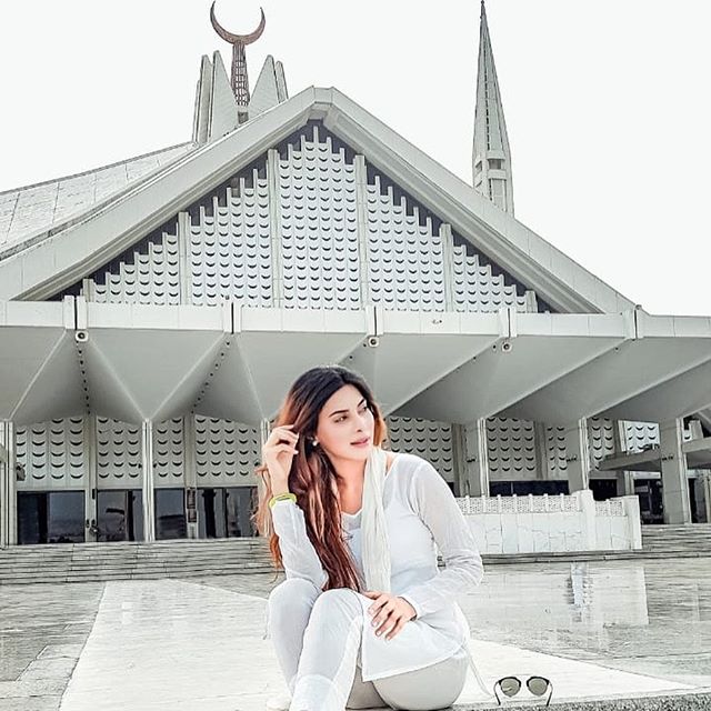 Eshal Fayyaz Criticized For Her Pictures In Mosque 10