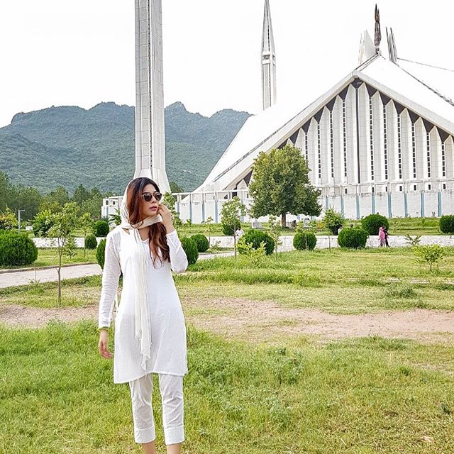 Eshal Fayyaz Criticized For Her Pictures In Mosque 11