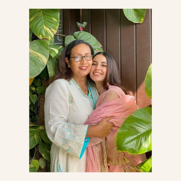 Beautiful Clicks of Iqra Aziz with her Mother