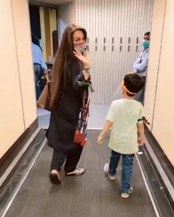 Beautiful Clicks of Actress Reema Khan with her Son
