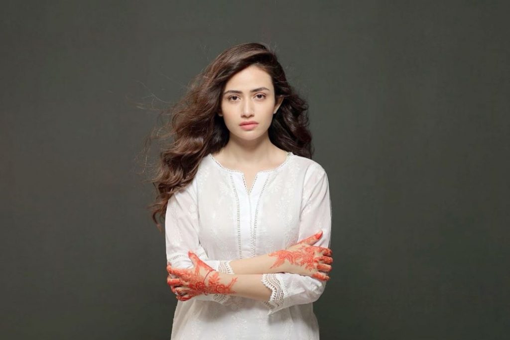 Sana Javed Looks Elegant In Latest Pictures 13