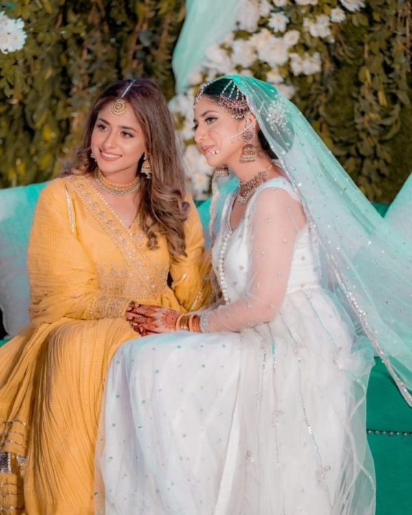 Sanam Jung Clicks with Her Sisters At Her Sister’s Wedding