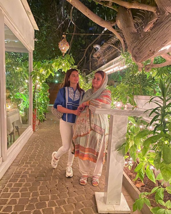 Beautiful Latest Pictures of Minal Khan with her Mother
