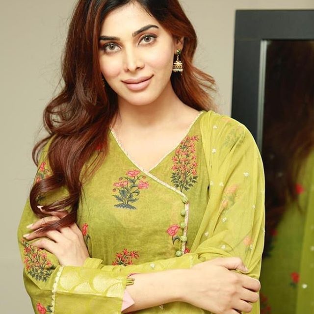 Eshal Fayyaz Looks Gorgeous In Lilac Top
