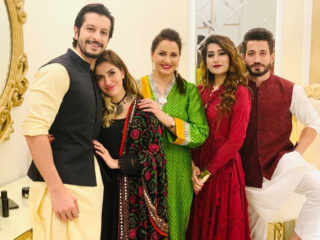 Here Are Happy Pictures Of Saba Faisal With Her Family 4