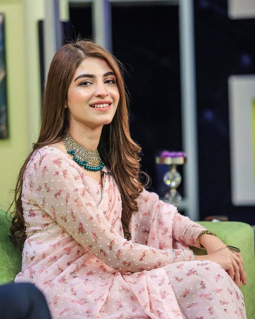 Kinza Hashmi Looks Pretty In Gorgeous Saree – 24/7 News - What is ...