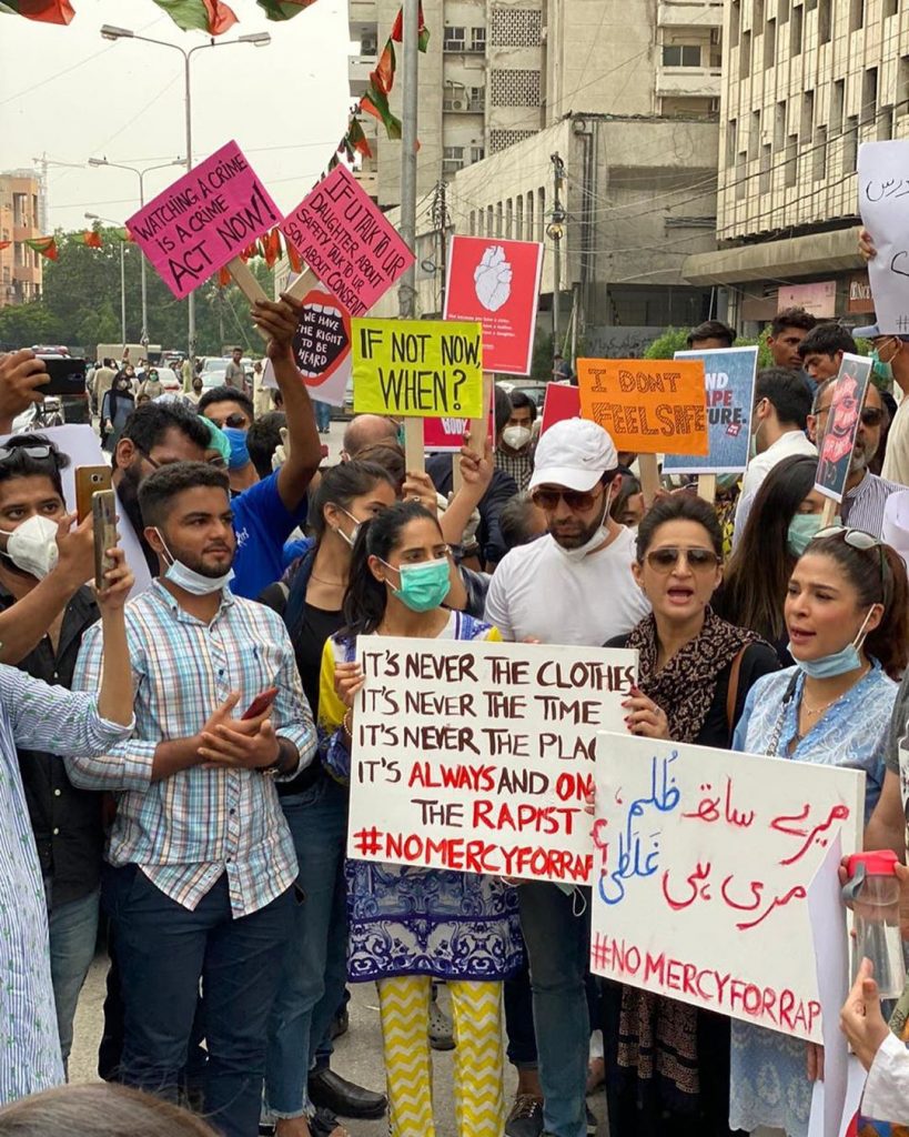 Mahira Khan Ayesha Omar Sarah Khan And Others Attend Protest For Motorway Rape Case 8