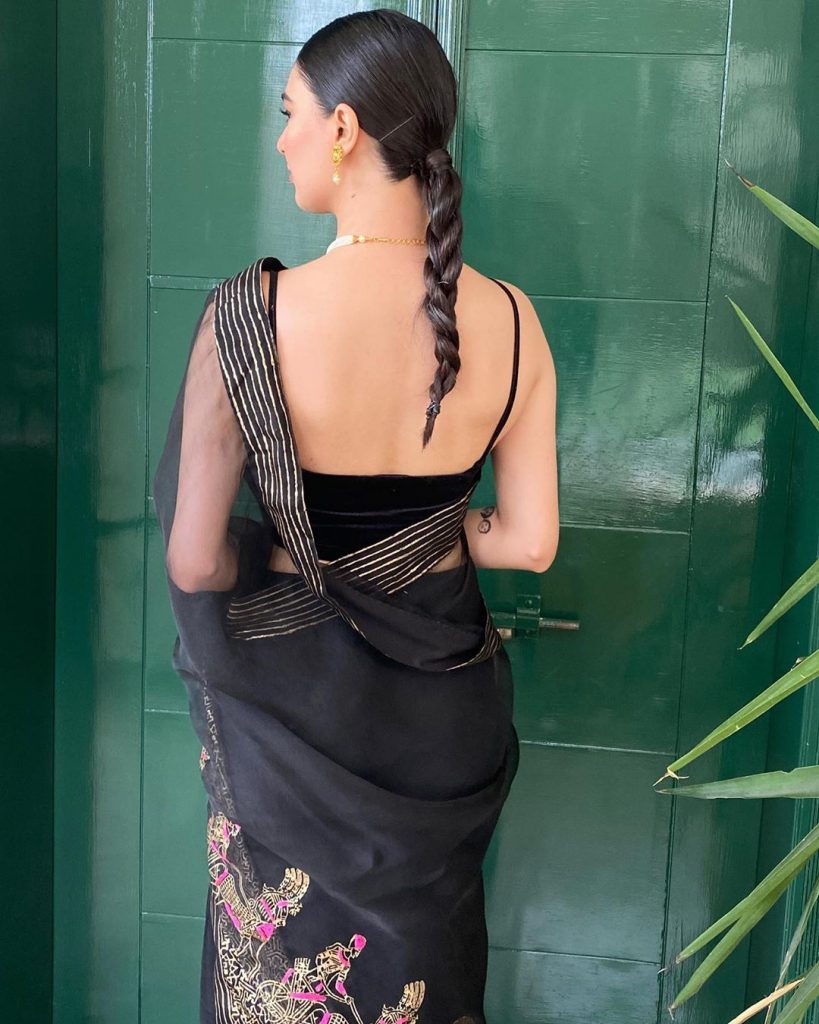 Saheefa Jabbars Breathtaking Pictures In Black Saree 8