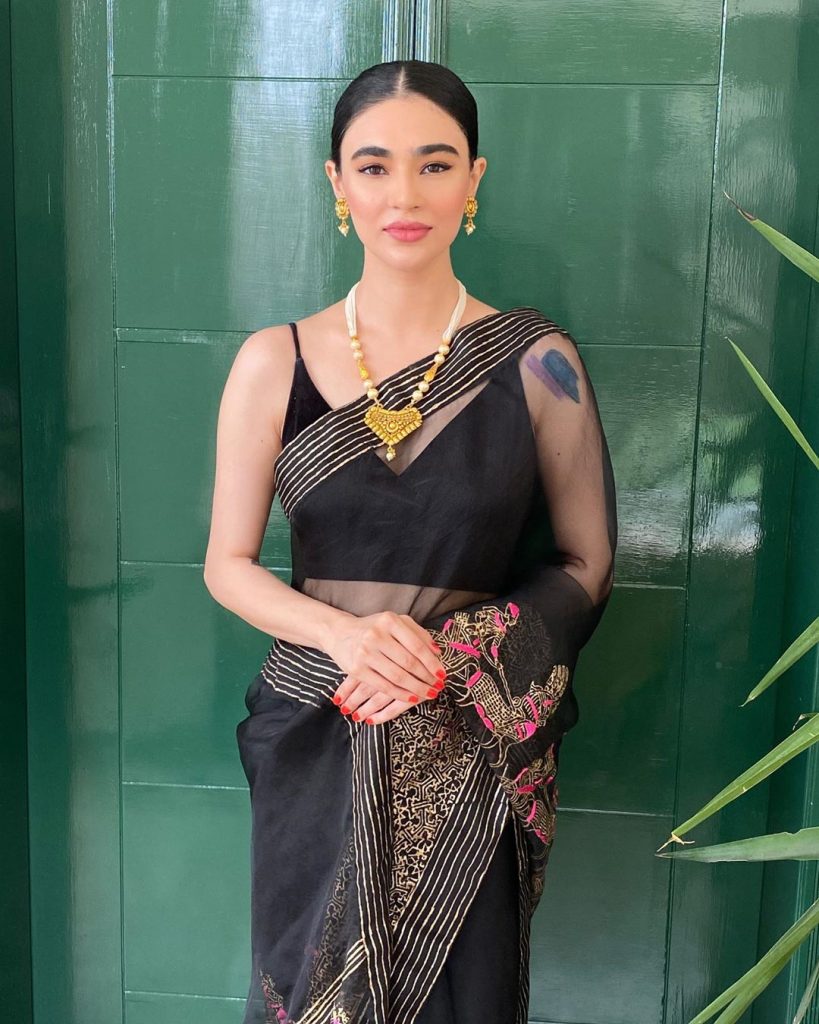 Saheefa Jabbars Breathtaking Pictures In Black Saree 9