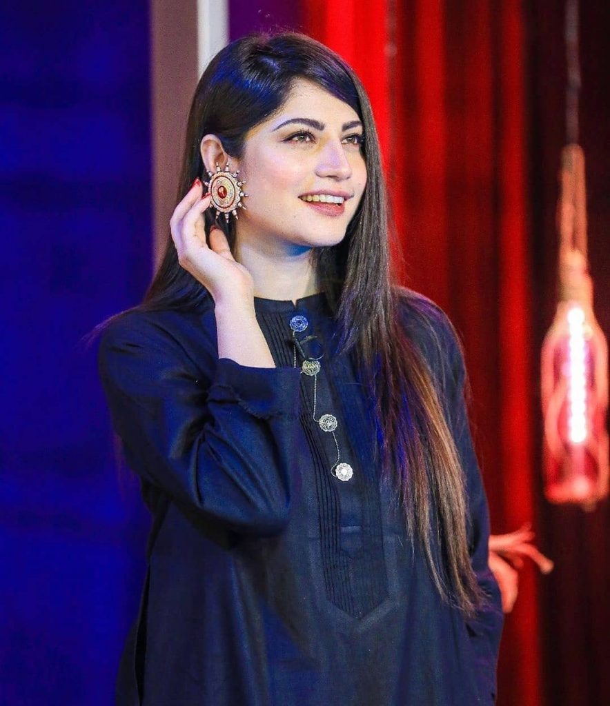 Stunning Pictures Of Neelum Munir From The Sets Of Bol Nights 1