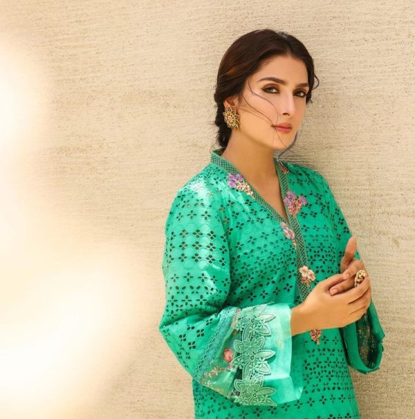Ayeza Khan Shared Her Beauty Secret And Public Can’t Stand It
