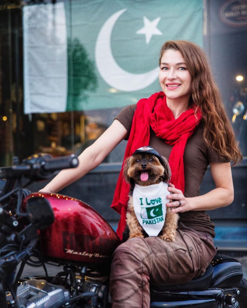 Rosie Gabrielle Receives Hate For Dressing Dog In Pakistani Flag 8