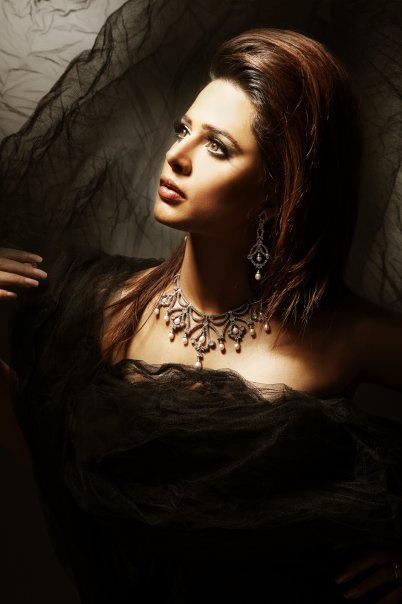 25 Bold Photos Of Beautiful Mehreen Raheel