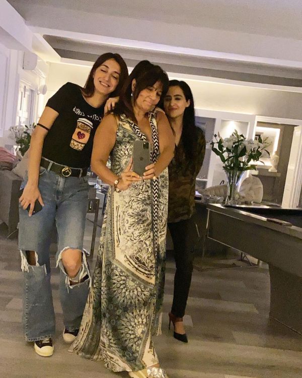 Latest Pictures of Ushna Shah with her Friends