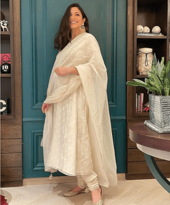 Mom-To-Be Anushka Sharma Dazzles In Beautiful Casual Dress