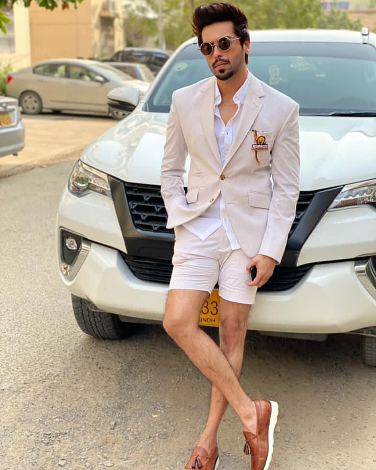 Fahad Mustafa's New Picture And Public Criticism