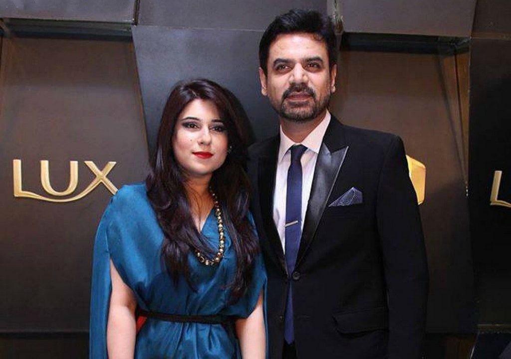 Pakistani Celebrities Who Keeps Their Wives With Them