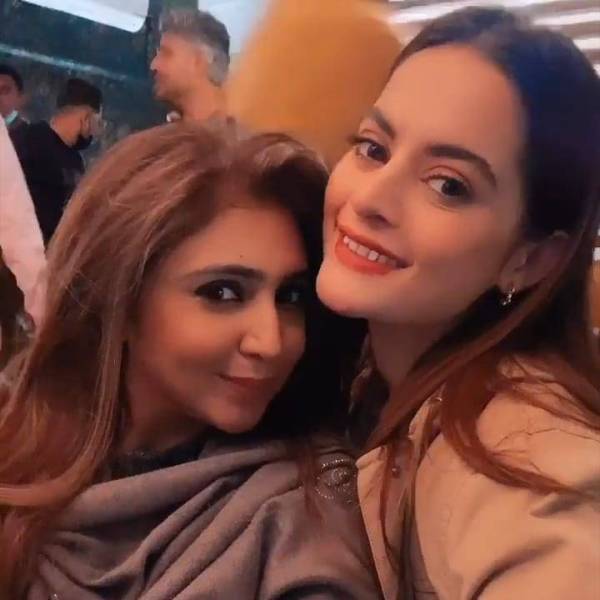 Latest Pictures of Minal Khan With Her Friends