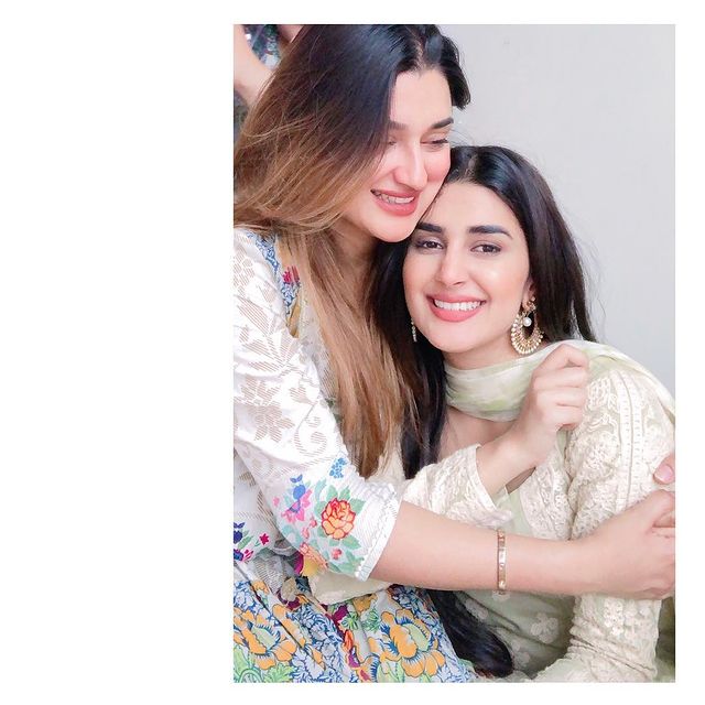 Kubra Khan Sister | 10 Lovely Pictures