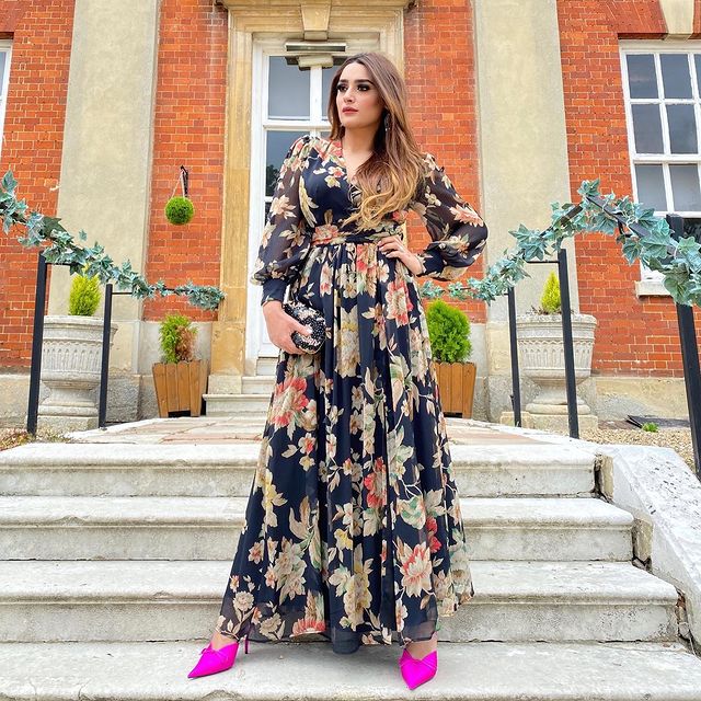 Kubra Khan Sister | 10 Lovely Pictures