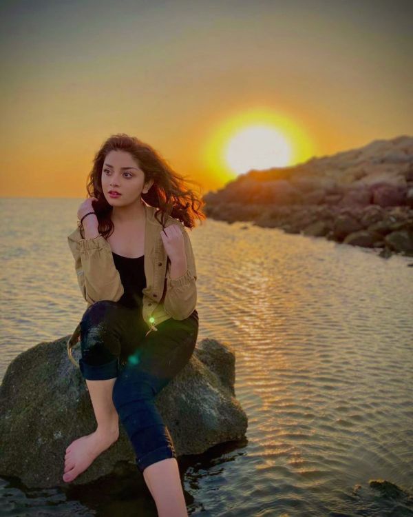 Alizeh Shah Sets Social Media buzz With Her Latest Clicks